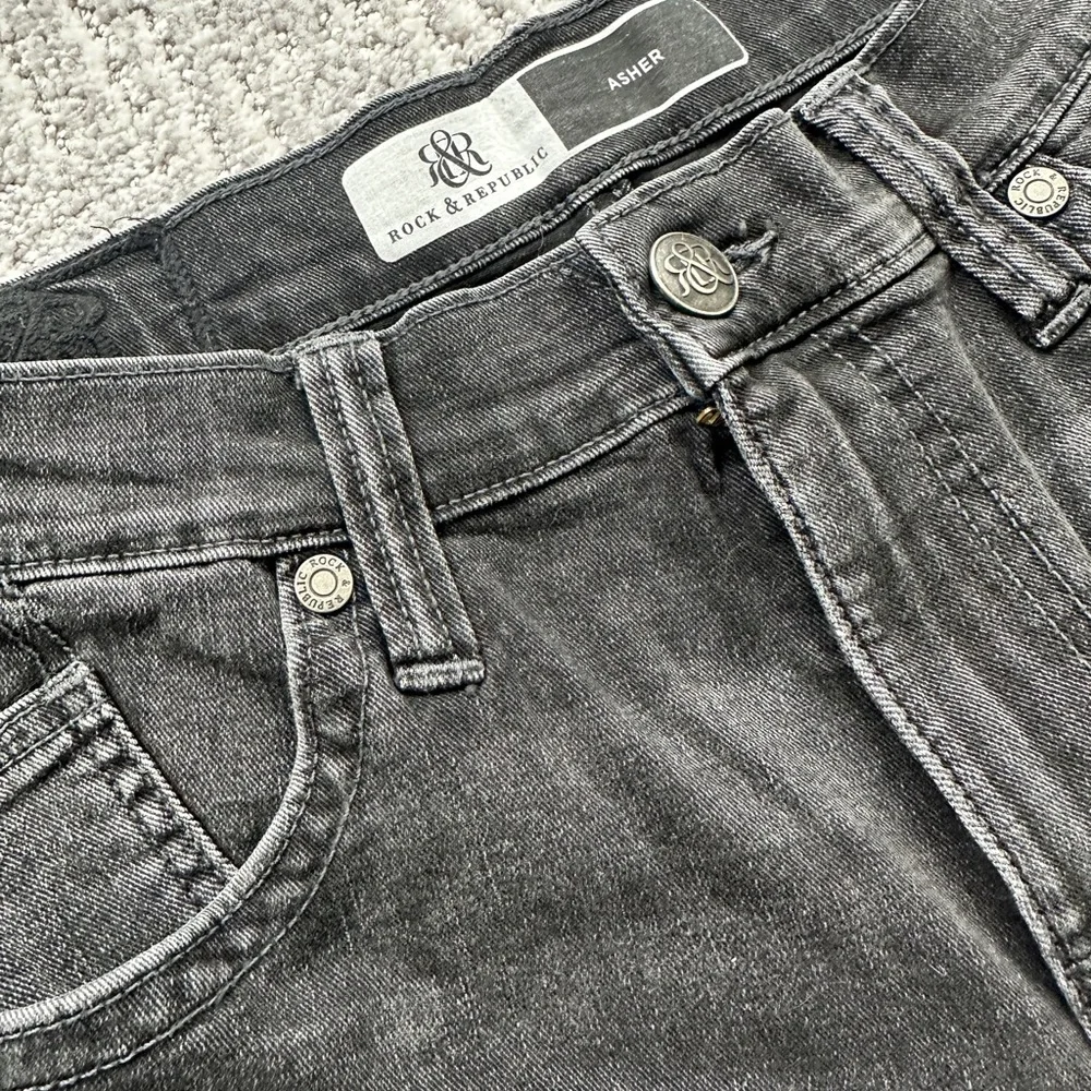 Rock & Republic Men's Black Relaxed Denim Shorts - Picture 3 of 12